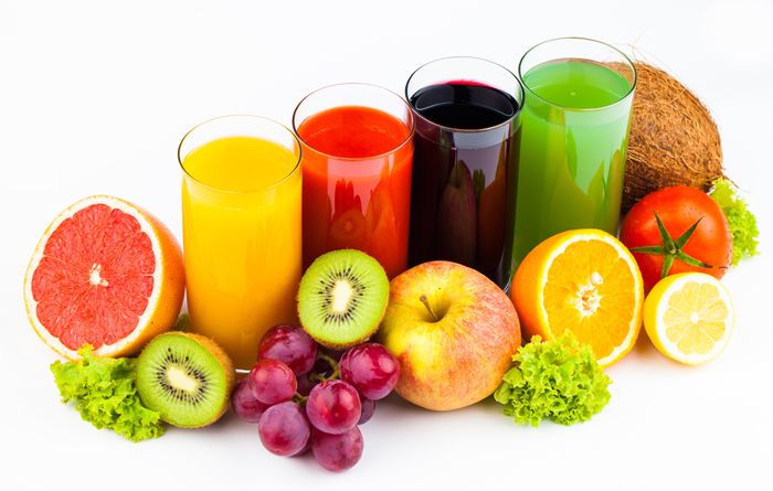 Uống nước ép làm từ trái cây có màu sẫm như quả mọng là một cách để bổ sung resveratrol và anthocyanin