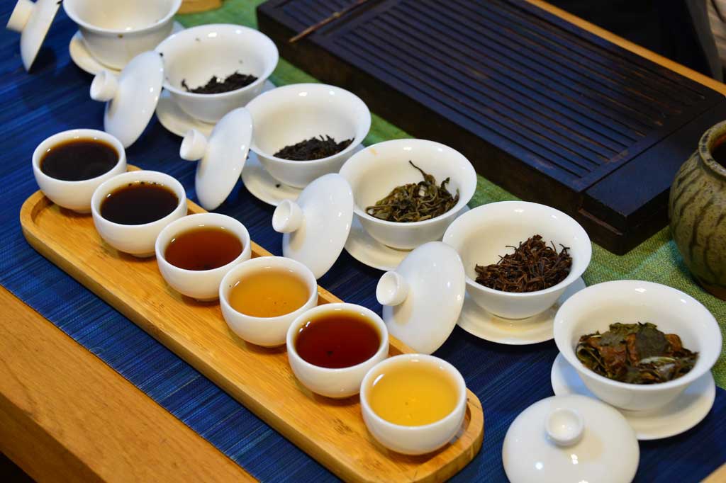Sắc nước khi thẩm trà cổ thụ Quản Bạ (từ trái qua) với trà ép bánh năm 1995, 2000, 2010, 2020, hồng trà, bạch trà