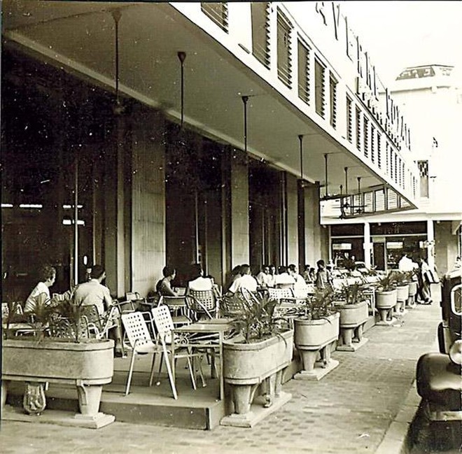 Quán Taverne Royale ở phố Đinh Tiên Hoàng năm 1954