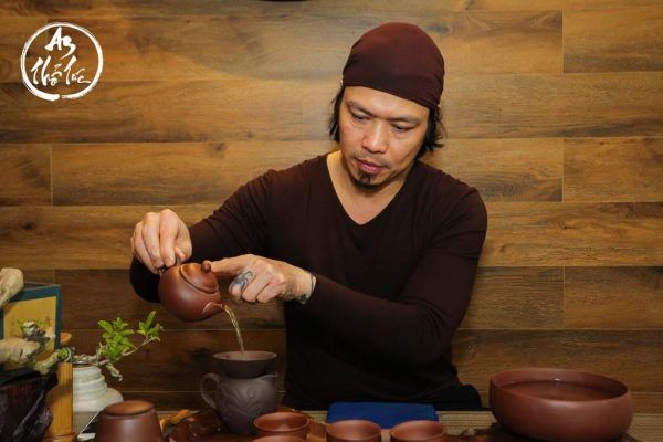 Nghệ nhân Phạm Thế Anh trải nghiệm bộ trà An Thổ Túc